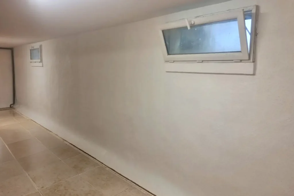 Mur avec cuvelage blanc