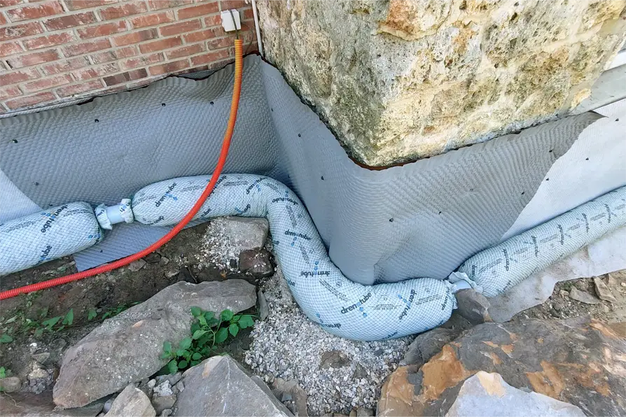 Drain extérieur drenotube autour d'une maison